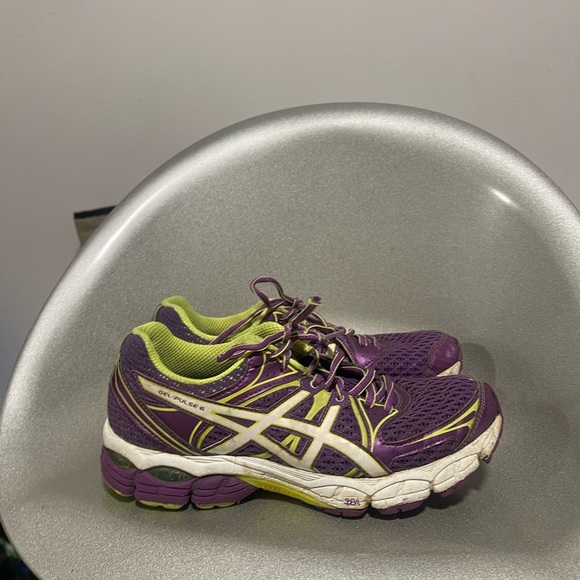 ASICS running shoes - Picture 3 of 5